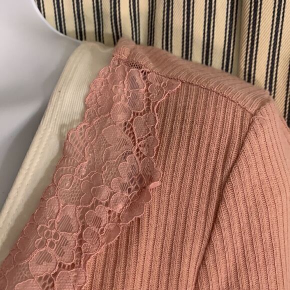 DAVID BITTON, long sleeve, button down, lace trimmed collar and cuff, great cond - Picture 5 of 9